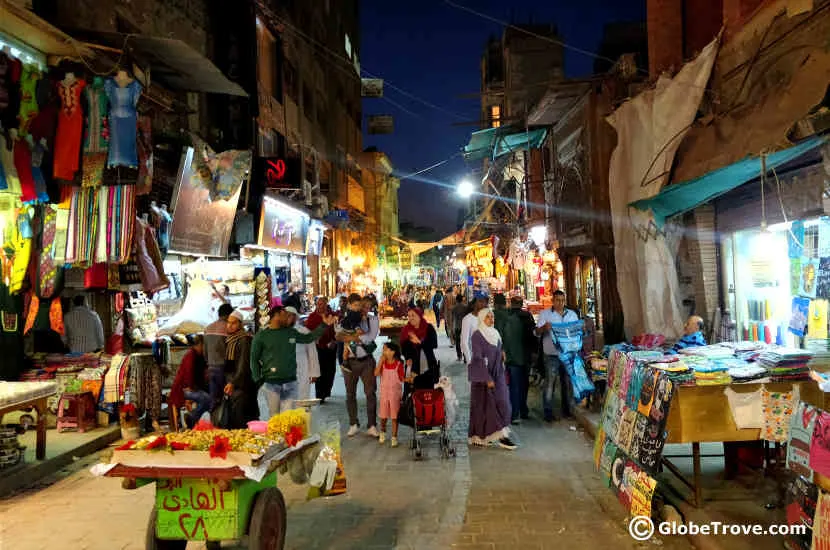The crowded market at night.