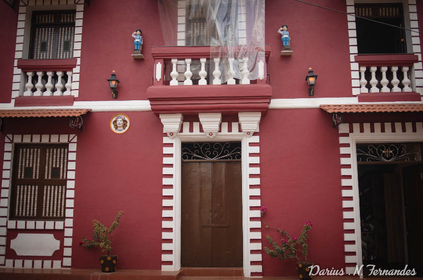 I love the contrast between the white and the red on this house in Fontainhas.