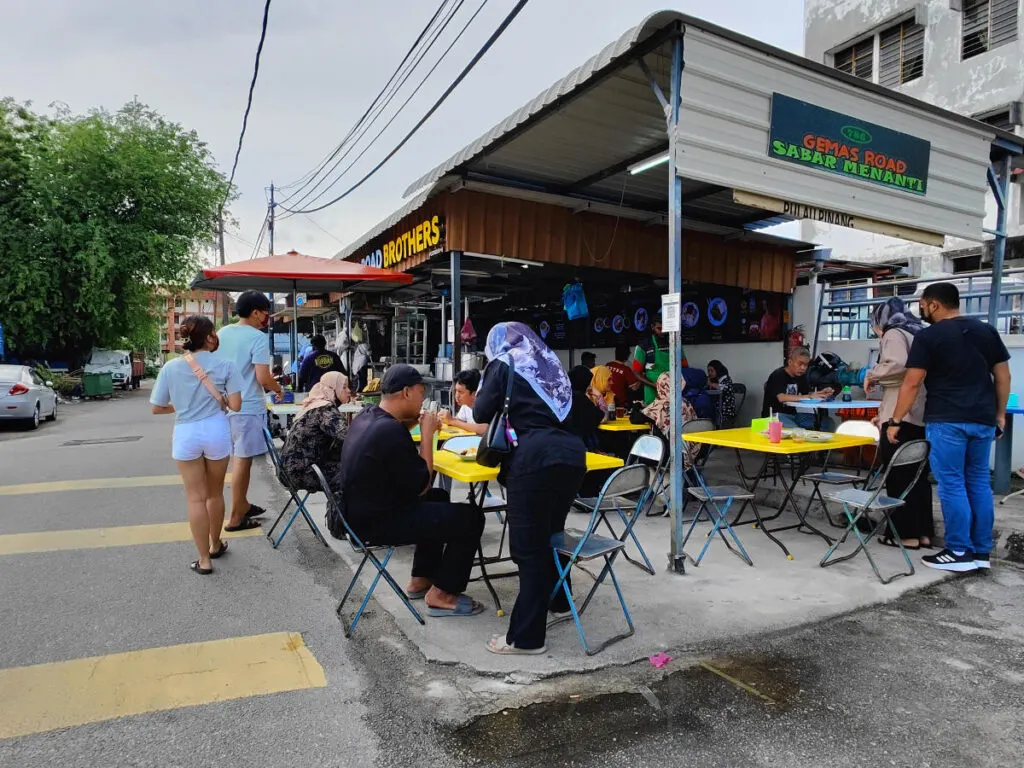 Locals say that the Roti Canai at Gemas road is as authentic as it gets!