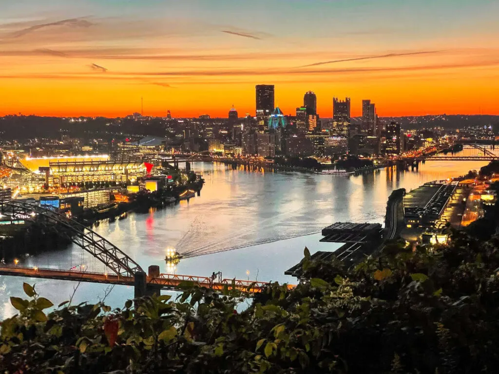 Pittsburg is the perfect spot to enjoy the autumn festivities. So a lot of people spend November in the USA here. 