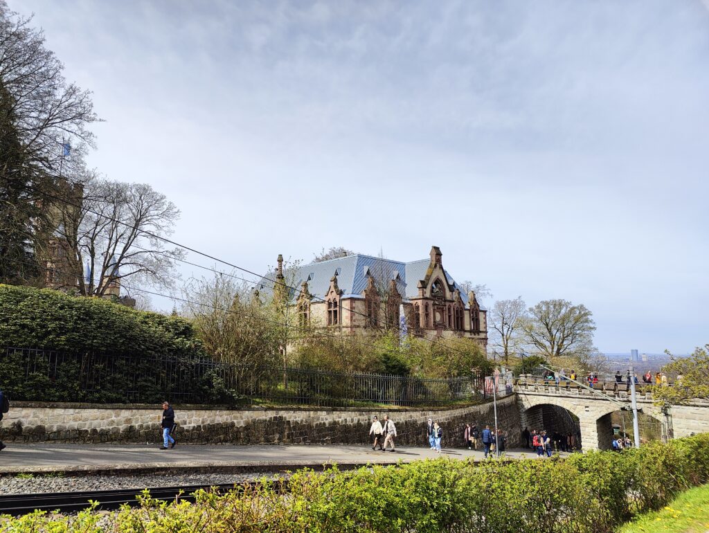 There were paved paths to Schloss Drachenburg!