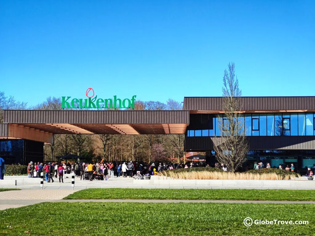 The eager people heading into the Keukenhof garden after they disembarked from their Amsterdam tulip tours.