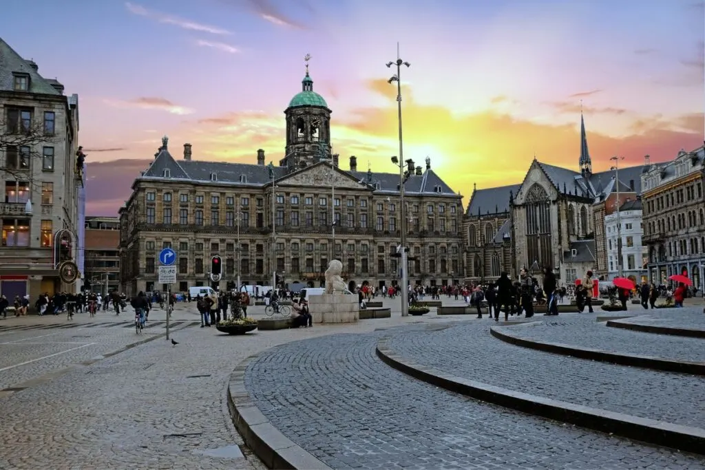 If you are in Amsterdam for a week, you probably will make your way to the Dam square a couple of times. 