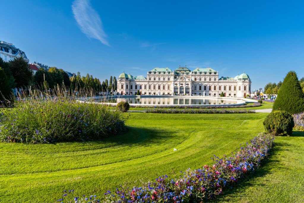 The sprawling garden of the Belvedere Palace are another of the iconic free things to do in Vienna that people love.
