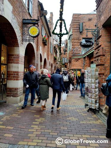 The historical street of Böttcherstraße with its Christmas ornaments 