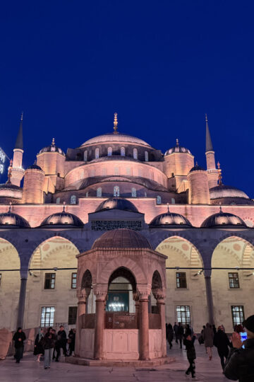 13 Indoor Activities In Istanbul - What To Do When It Rains? 19 The Blue mosque illuminated in the night